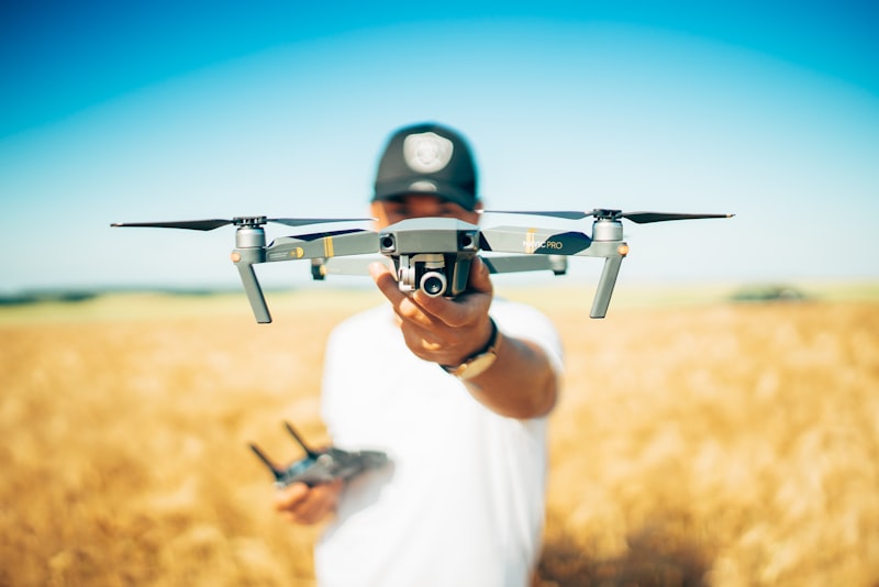 Pessoa segurando um drone de fotografia ao ar livre
