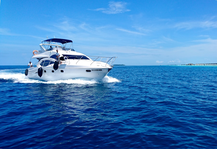Lancha cabinada branca navegando em mar azul intenso sob céu limpo
