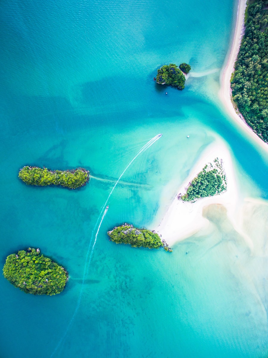 Vista aérea de ilhas verdes cercadas por água turquesa em Angra dos Reis