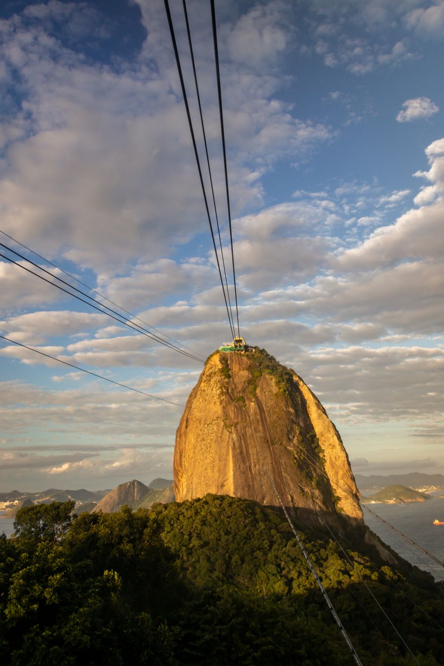 Pão de Açúcar iluminado pelo sol no fim da tarde no Rio de Janeiro